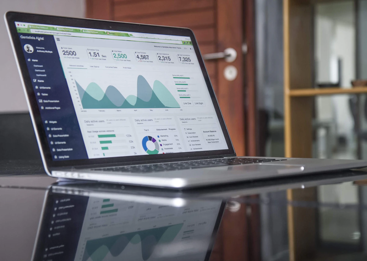 Portátil mostrando dashboard de analytics SEO