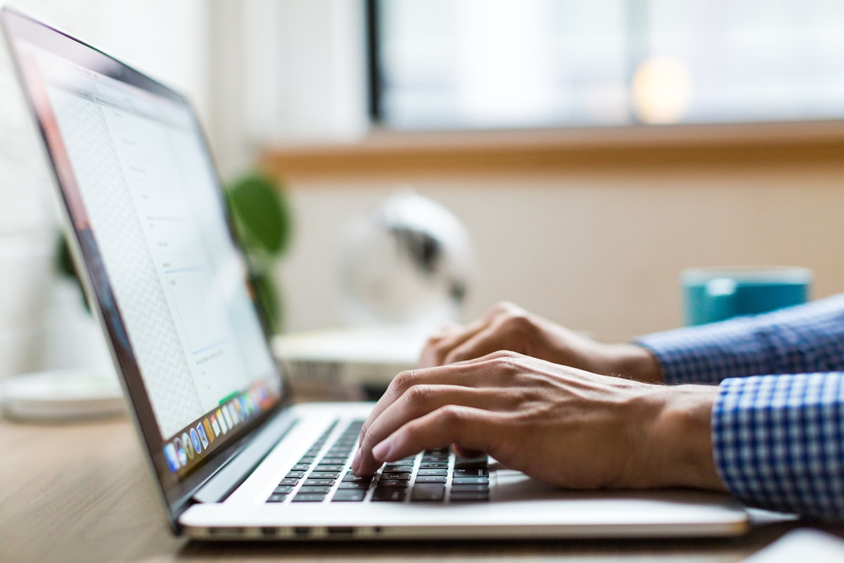 Autónomo revisando los requisitos del bono Kit Digital 2026 en su ordenador