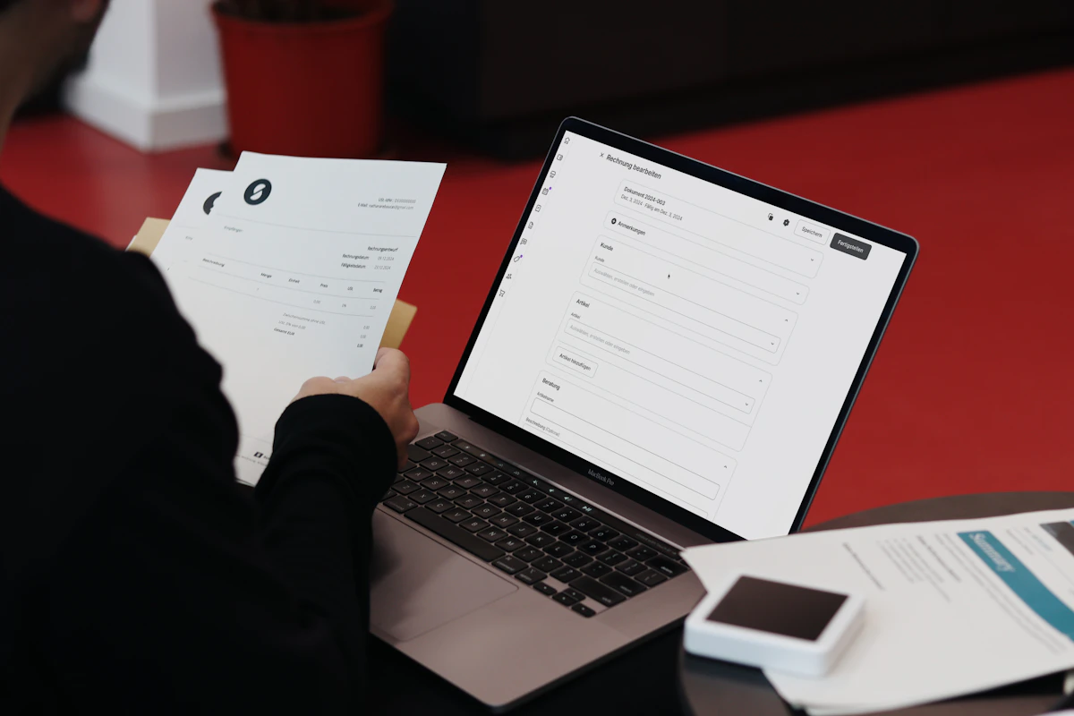 Autónomo revisando documentos fiscales junto a una calculadora