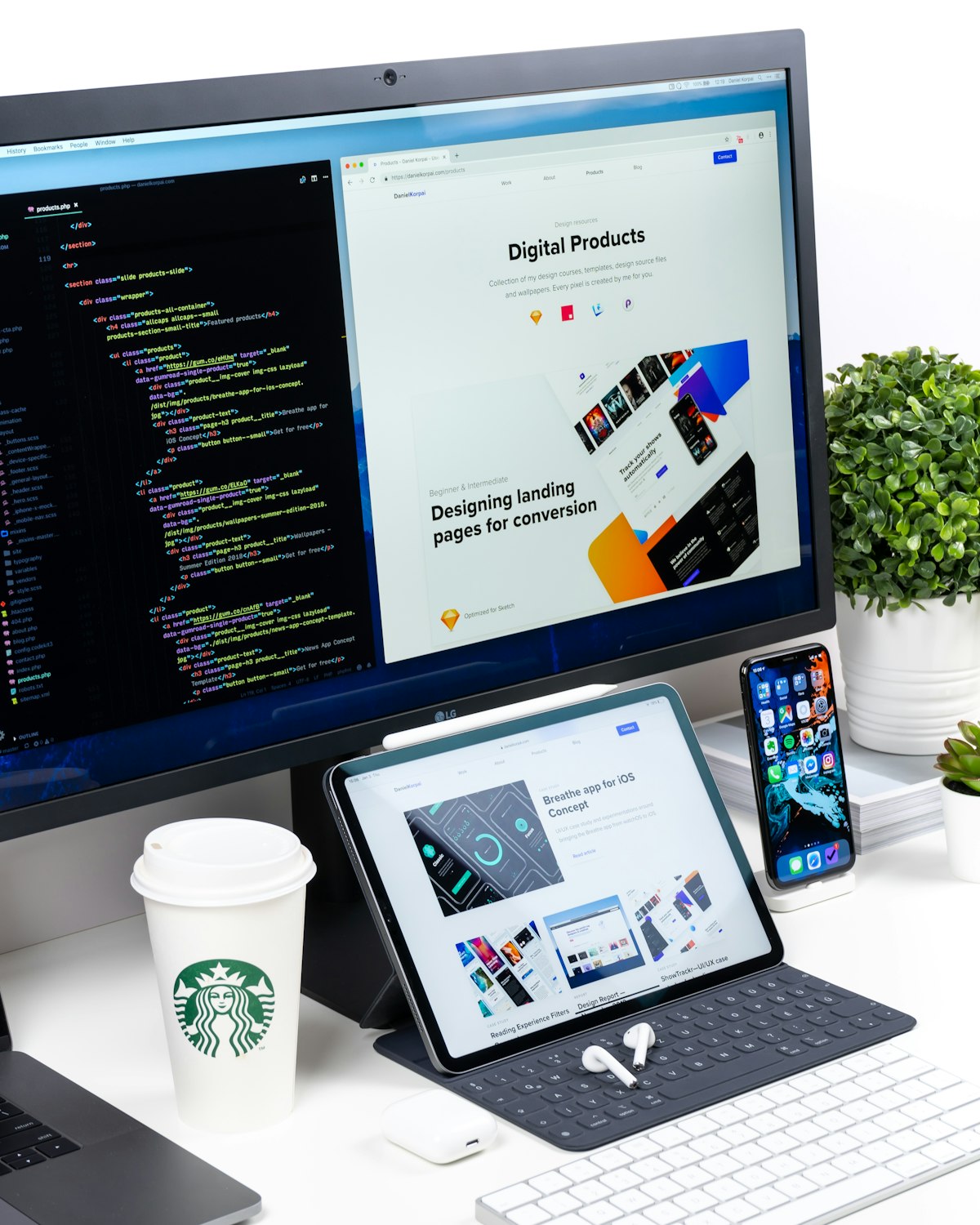Diseñador web creando una página profesional para una pyme con la ayuda del Kit Digital